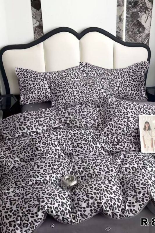 Комплект сімейної постільної білизни